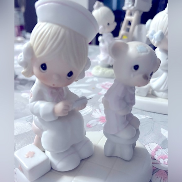 Previous Moments figurine “Love Beareth All Things” - Picture 1 of 7